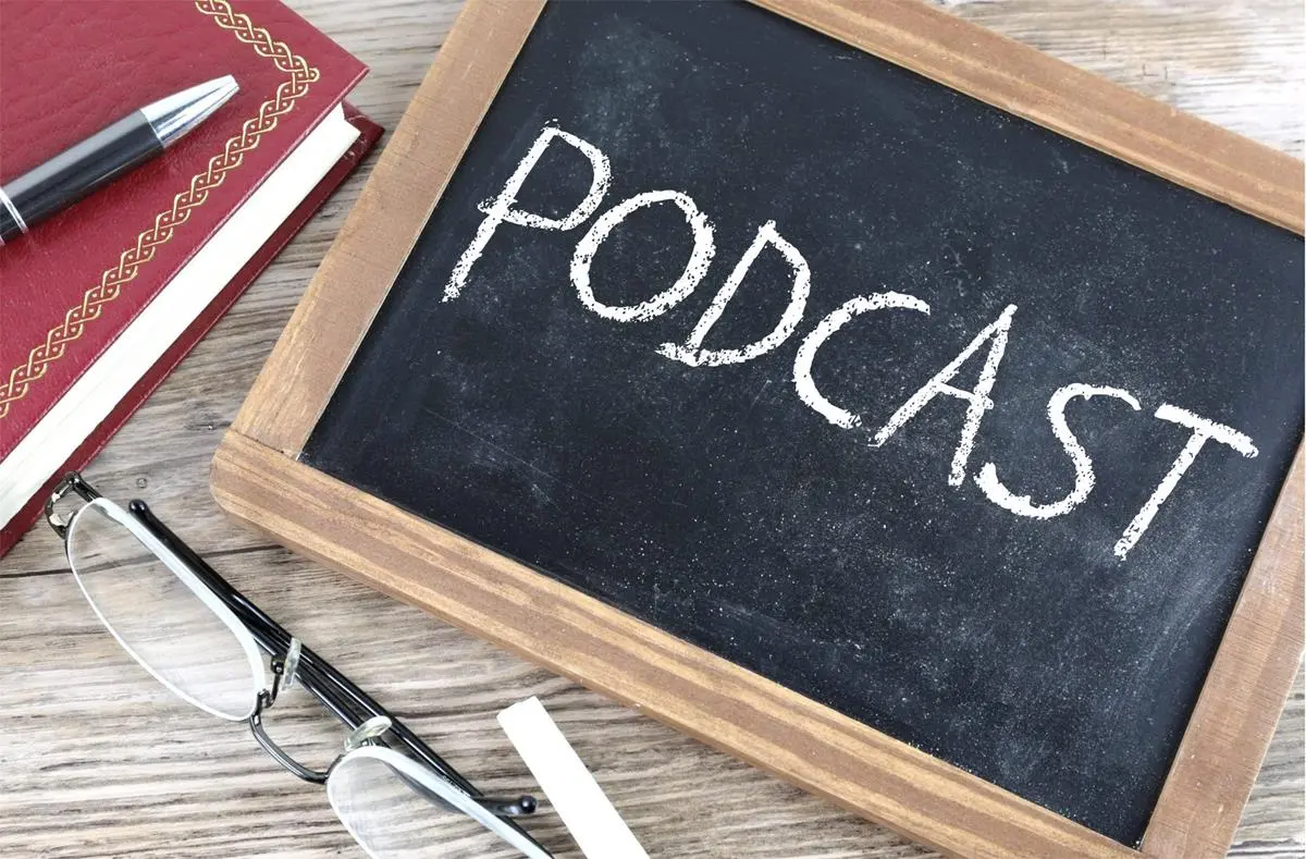 Schrijfbord met podcast erop geschreven